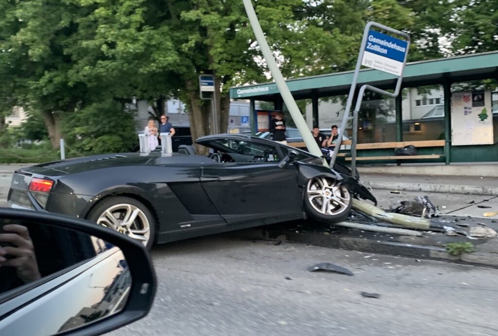 Verunfallter Lamborghini in Zollikon