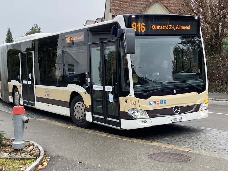 Zolliker Dieselbus auf der Fahrt nach Küsnacht (Foto: rs)