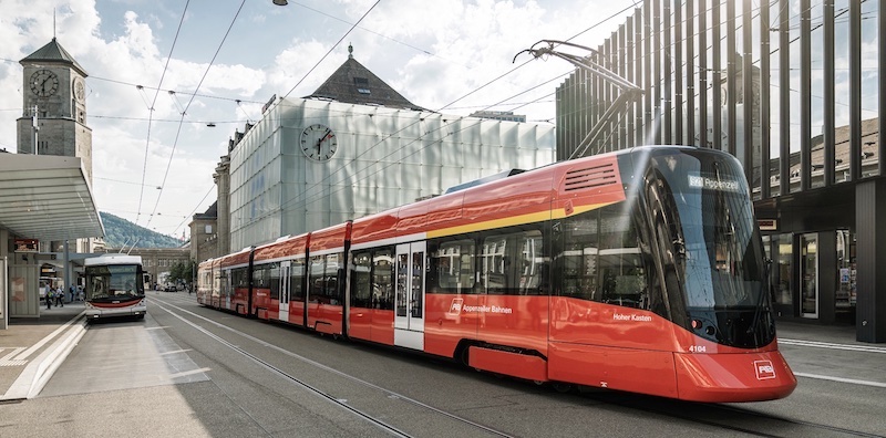 Moderner Zug der Appenzeller Bahnen in St. Gallen (Foto: AB, Frontfoto: rs)