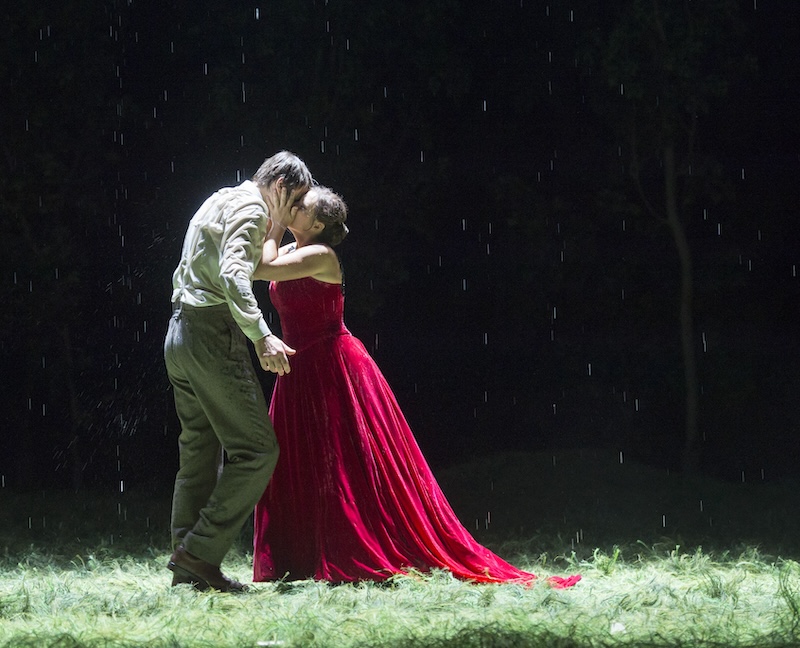 Liebesszene aus der Oper Eugen Onegin (Foto: Monika Rittershaus)