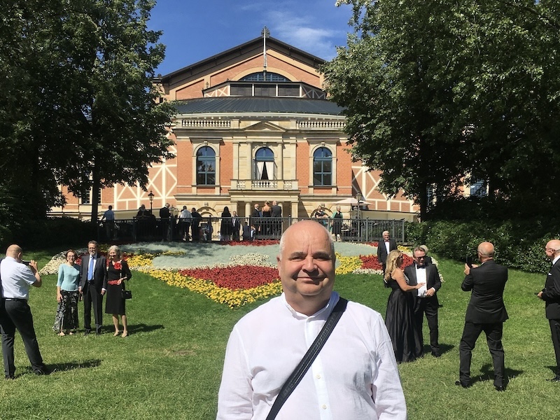 Christoph Schlatter vor dem Opernhaus Bayreuth (Foto: zvg)