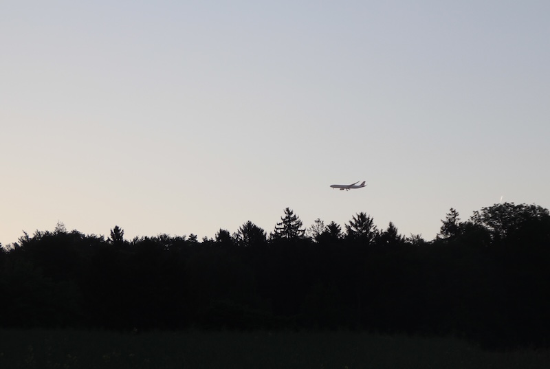 Jet im Südanflug vom Dorf aus gesehen