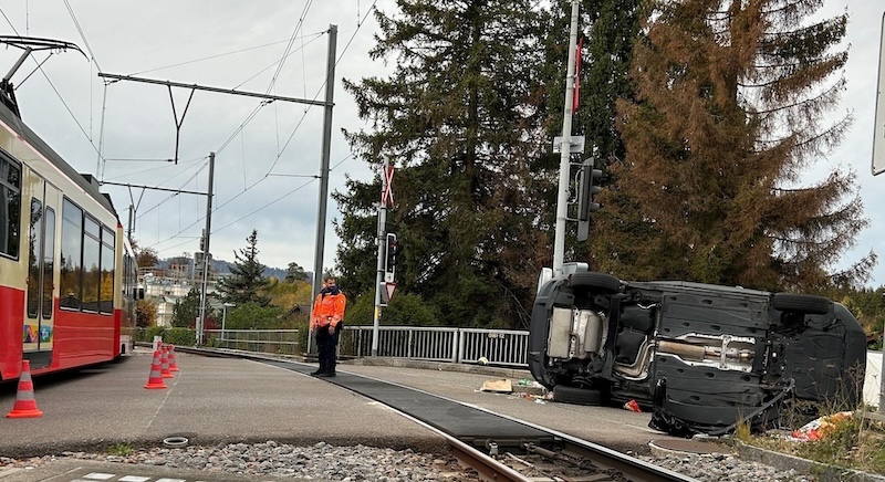 Trotz Rotlicht rechts abgebogen und von der Forchbahn erfasst (Foto: pd)