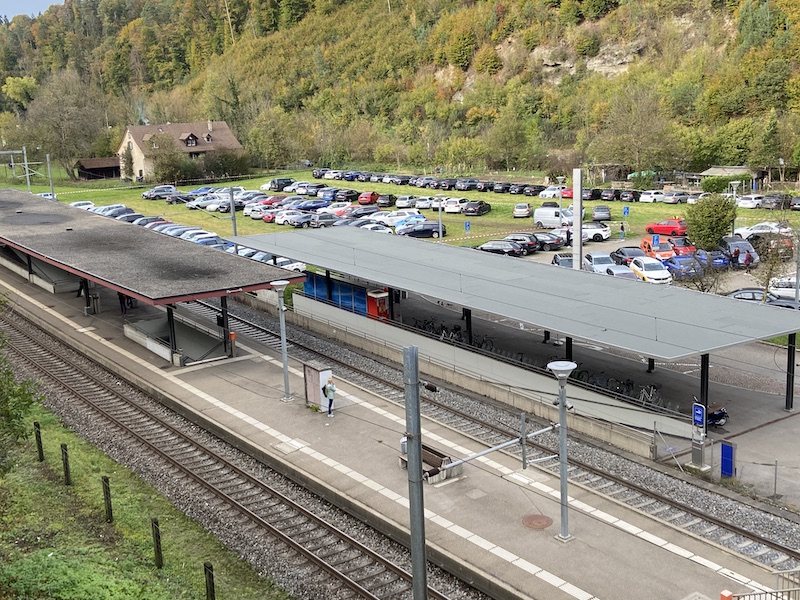 Bahnhof Aathal mit Parkplatz des Saurier-Museums