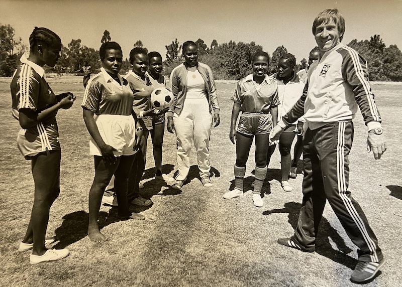 Erich Vogel 1984 in Simbabwe mit einem Frauenteam