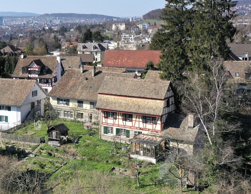 «Zu den drey Tannen» –eines der ältesten Häuser Zollikons (Fotos: Adrian Michael, zvg)