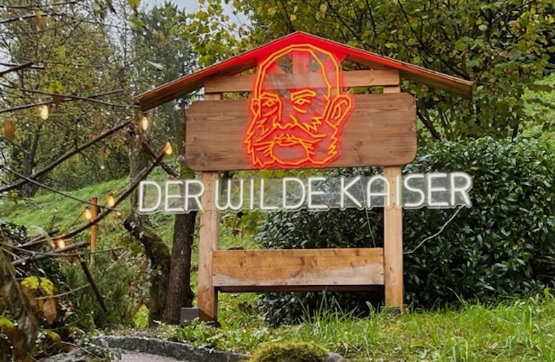 Neonschriftzug «Der Wilde Kaiser»