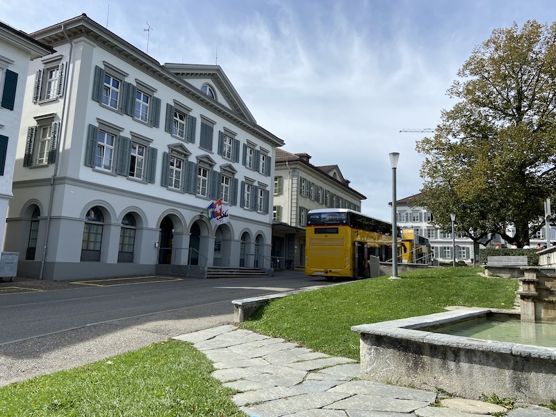 Kirchplatz in Heiden mit Postautos (Fotos: ZN)