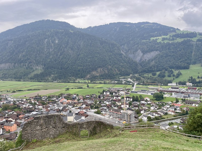 Mauerrest der Ruine Solavers, unten das Schlussziel Grüsch