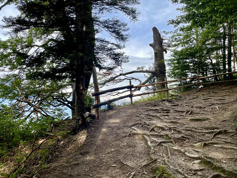 Die obersten Kurven vor dem Fadärastein touchieren den Abgrund