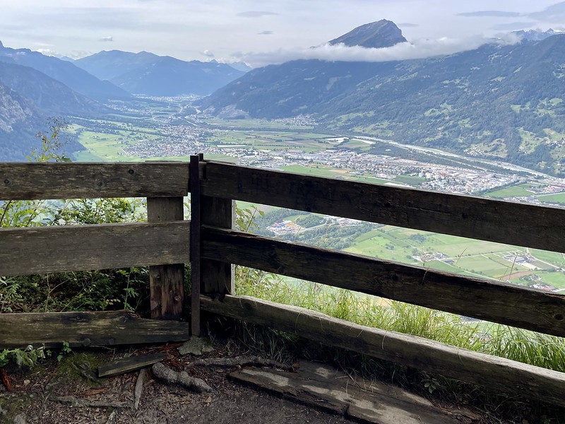 Blick vom Fadärastein auf Landquart (rechts der  Mitte). Hinten der Haldensteiner Calanda