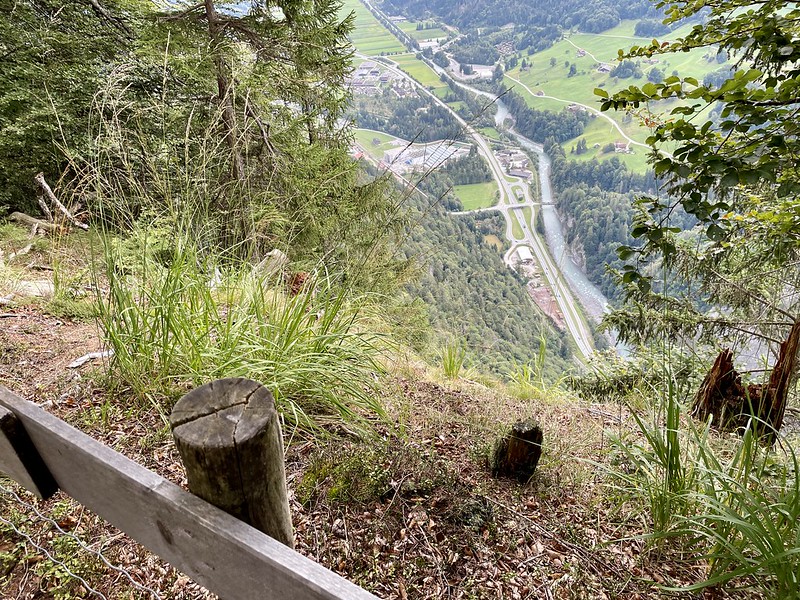 Auf dem Crupspitz. In der Tiefe das Prättigau mit der Landquart und den Verkehrssträngen