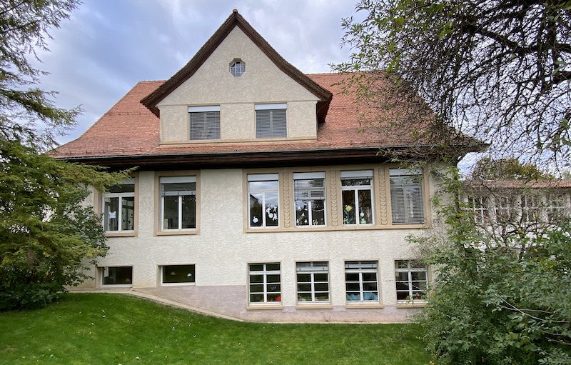 Zu klein geworden: Betreuungshaus Rüterwis im Zollikerberg (Foto: ZN, Abb.: Gemeinde)