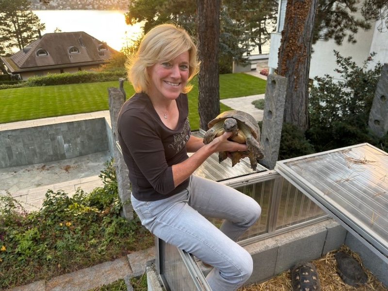 Claudia Nett mit Schildkröten in ihrem Garten (Foto: ZN)