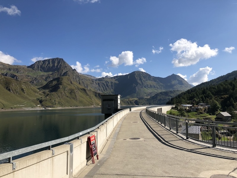 Auf dem Damm des Ritomsees. Links oben der Piz Taneda