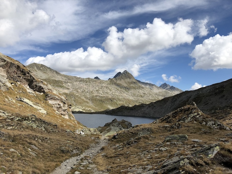 Auf der Kante zum Lago di Scuro, hier verlassen wir den Pfad