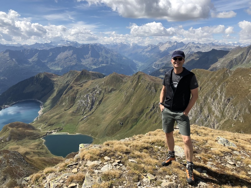 Gipfelgruss an Cuno (Blinnenhorn ganz hinten in der Bildmitte am Ende des Bedrettotals)