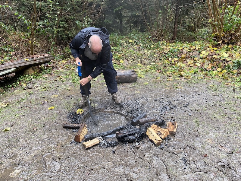 Berni Ecklin beim Herrichten der Feuerstelle