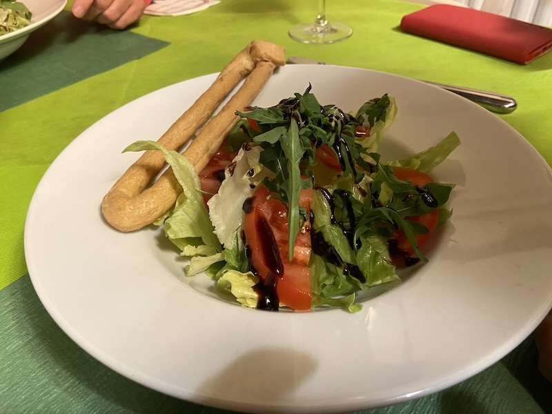 Der gemischte Salat mit kümmelhaltiger Grissini-Kreation