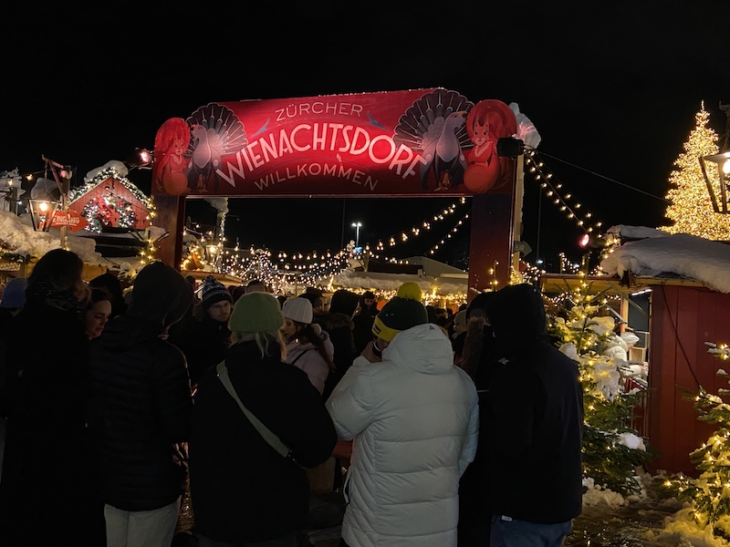 Eingang zum Weihnachtsmarkt auf dem Sechseläutenplatz (Fotos / Videos: ZN)