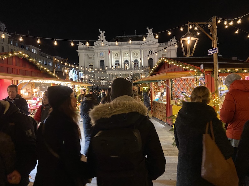 Budenzauber mit Blick auf das Opernhaus