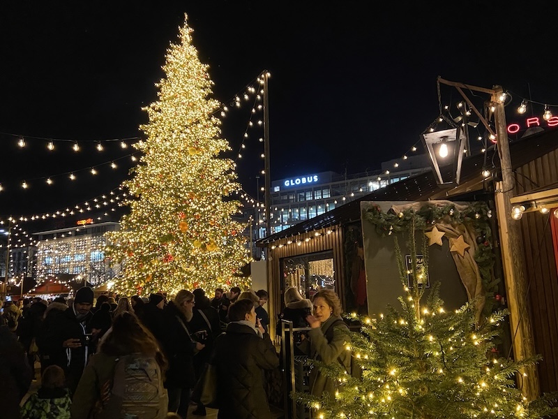 Der strahlende Baum im Herzen des Weihnachtsdorfs