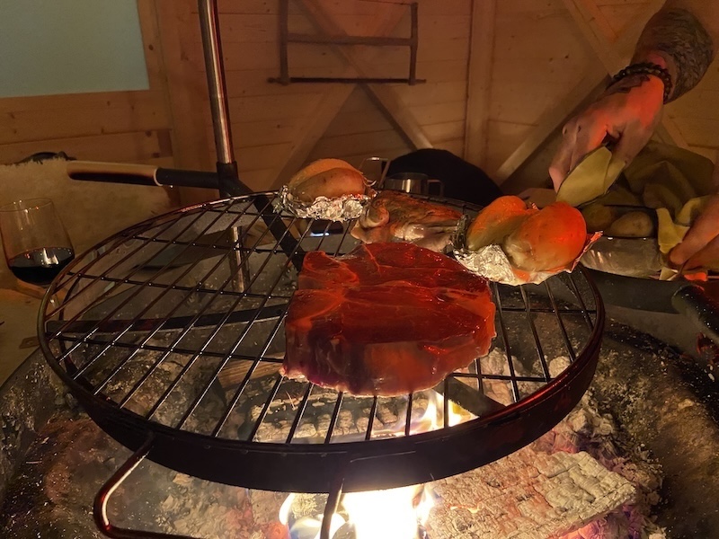 Steak und Kartoffeln auf dem Grill