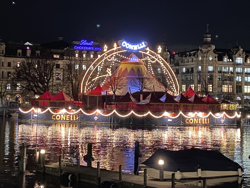 Die Lichterpracht des Zirkus Conelli spiegelt sich in der Limmat