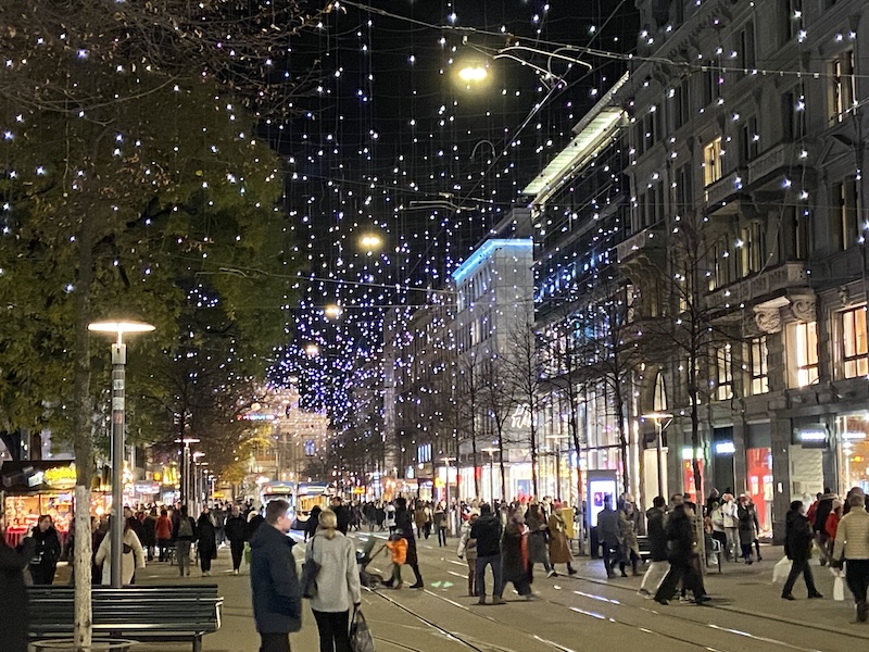 Lucy: Sternenhimmel über der Bahnhofstrasse