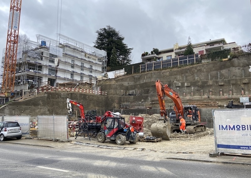 Zolliker Grossbaustelle an der Dufourstrasse: wohin mit dem Aushub?