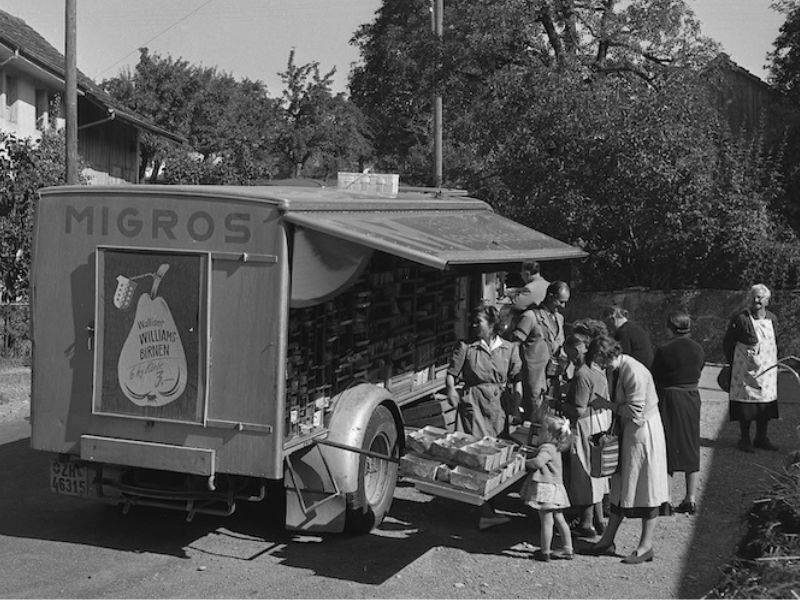 Migros-Verkaufswagen um 1949 im Zollikerberg (Foto: MGB-Archiv*)